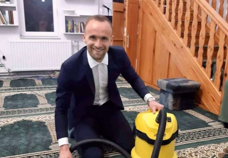 Amel Tuka oduševio pratioce: Klanjao teraviju u džamiji, pa uzeo usisivač u ruke