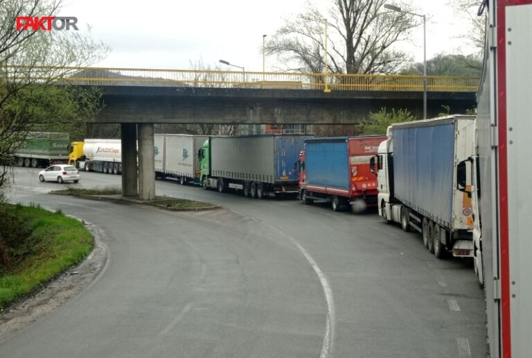 Velike gužve na bh. granicama zbog štrajka carinika; Sindikat: Odnos prema UIOBiH je van dostojanstva