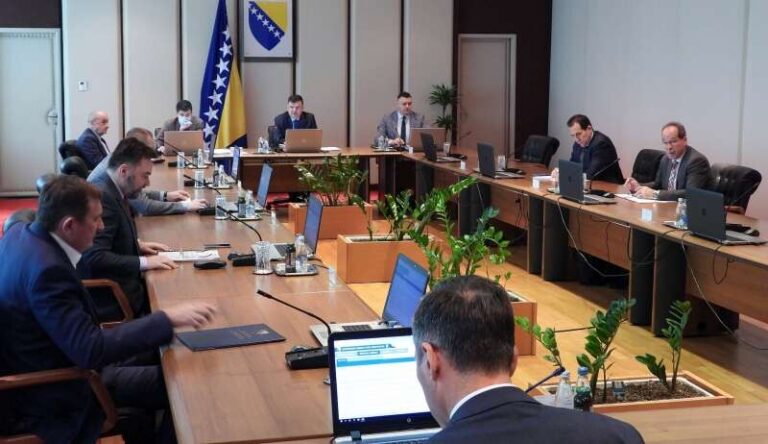 Zaposlenim u IT sektoru  u 12 državnih institucija zbog složenih poslova veće plaće i do 20 posto