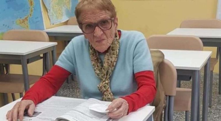 Ima 90 godina i redovno ide u školu