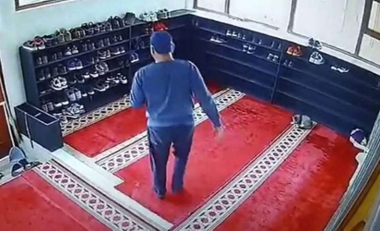 Pogledajte kako muškarac krade obuću u bh. džamiji