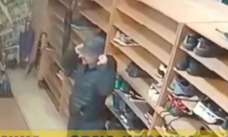 SLUČAJ U BIH: Pogledajte kako muškarac krade patike ispred džamije (VIDEO)