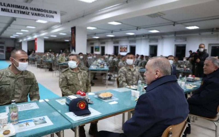 Erdoan iznenadnom posjetom prisustvovao zajedničkom iftaru s vojnicima