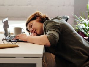 spavanje drijemanje kancelarija posao pexels