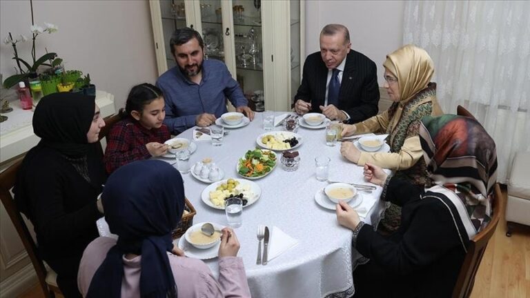 Turski predsjednik Erdogan sa suprugom u gostima na iftaru kod porodice u Istanbulu