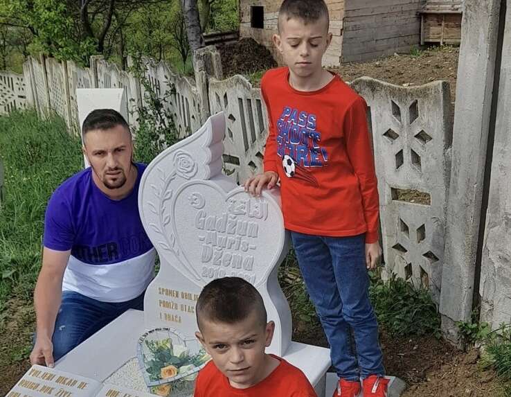 Otac i braća djevojčice Džene Gadžun proučili Fatihu na njenom mezaru