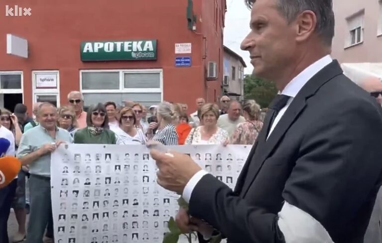 Novalić zamoljen da ne daje izjave na trgu u Prijedoru gdje se obilježava Dan bijelih traka