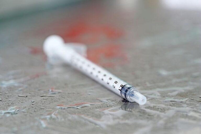 DJEVOJKA UPLAKANA POZVALA POLICIJU: Mladić je špricom isprskao bijelom tečnošću, a evo o čemu se radi