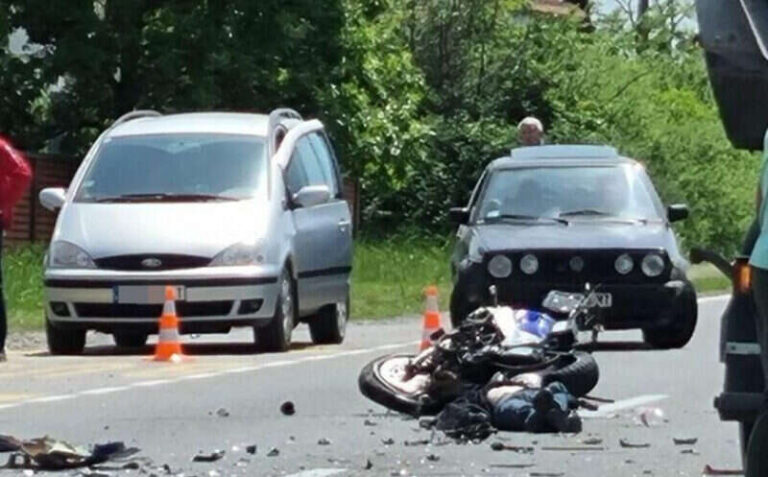 Stravična nesreća: Dvije osobe poginule na licu mjesta, dijete podleglo povredama u bolnici 