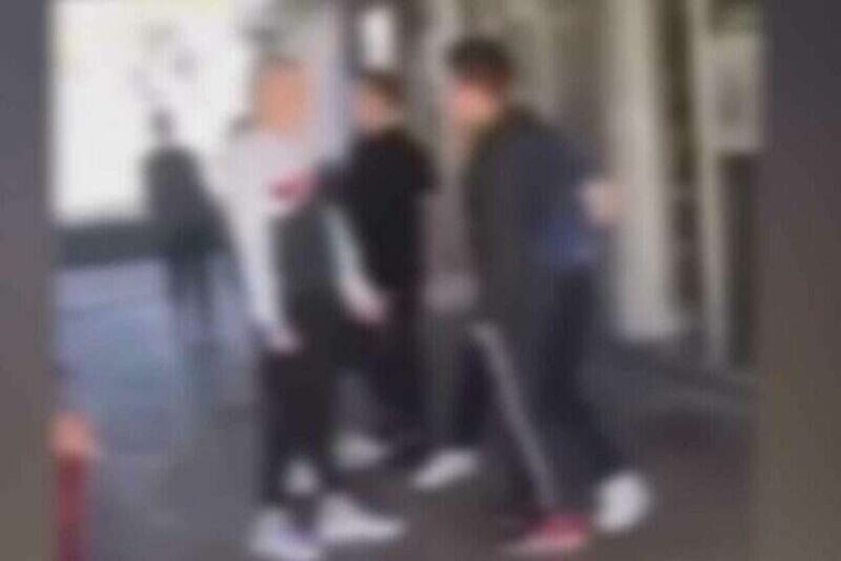 UŽAS U ŠKOLI: Udario druga stolicom na času, pa ga izbo nožem 