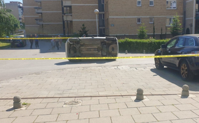 UŽASNO: Automobil udario dijete, vozilo morali prevrnuti da ga izvuku ispod točkova