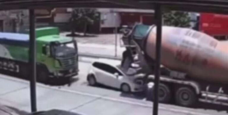 Ovaj video ćete pogledati nekoliko puta, auto je stajao na semaforu, a onda…