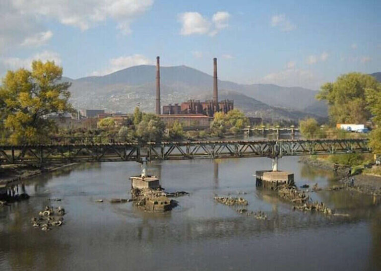 FILMSKE SCENE U ZENICI: Skočio sa mosta, pokušao se ubiti, život mu spasio pas