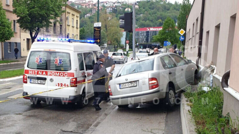 NESREĆA U BIH: Izgubio kontrolu nad vozilom, pa udario u betonski zid 