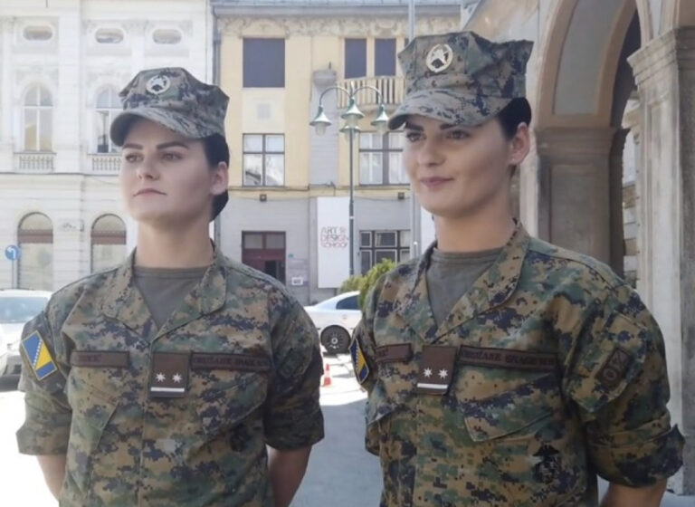 Amina i Edina Zukić rame uz rame s muškarcima: Bliznakinje sa 11 godina vojnog staža