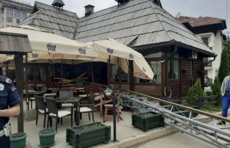STRAVIČNO: Sjedio u restoranu, pao mu dio krana na nogu, zadobio teške povrede 