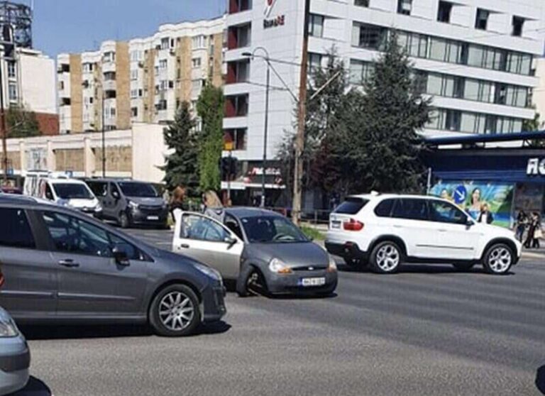 Ženi otpao točak sa Forda: Nastao saobraćajni kolaps 