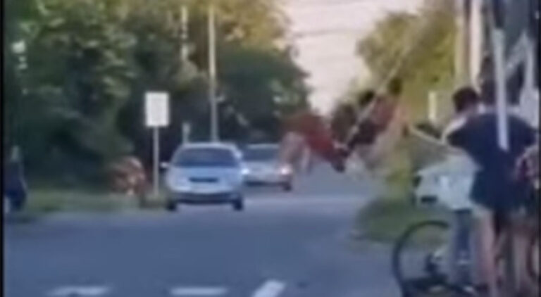 Kretenizam domaćih razmjera: Auta prolaze dok se djeca iznad njih vrte na ringišpilu