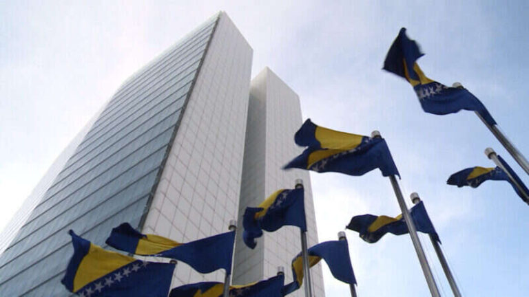 Zvaničnici i sa ogromnim primanjima, besplatno putuju, o trošku građana