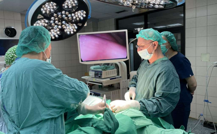 Uz podršku ministra Jupića: Tešanjski torakalni hirurzi uradili prvu uniportal biopsiju pluća