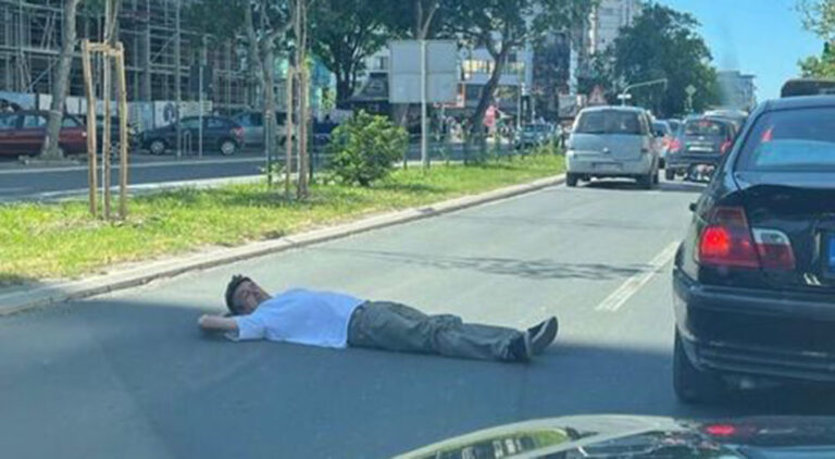 Muškarac legao na cestu i ne pomjera se