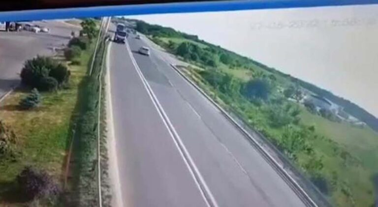 Isplivao snimak stravičnog sudara – Auto pri brzini od 120 km/h udara kamion