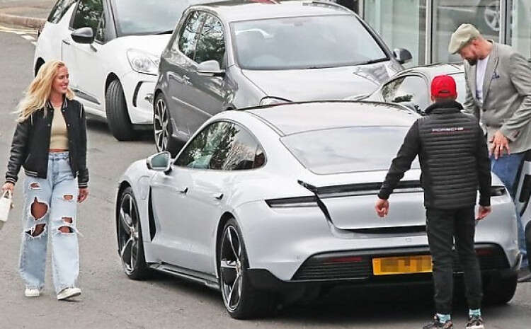 Više nije vjeran svom Volkswagen Passatu: Tajson Fjuri kupio skupocjeni Porsche Taycan