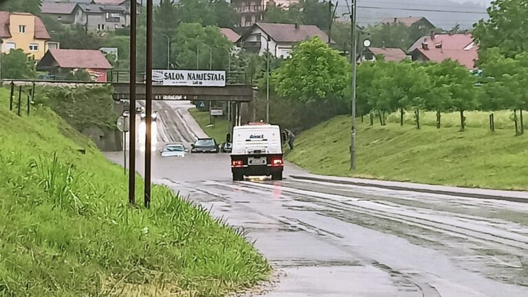 KIŠA STVORILA PROBLEME: U Žepču poplavljen podvožnjak, tri auta zaglavljena