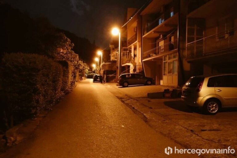 Masovna tuča u BiH: Sijevali noževi i drugi predmeti, oštećeno više vozila