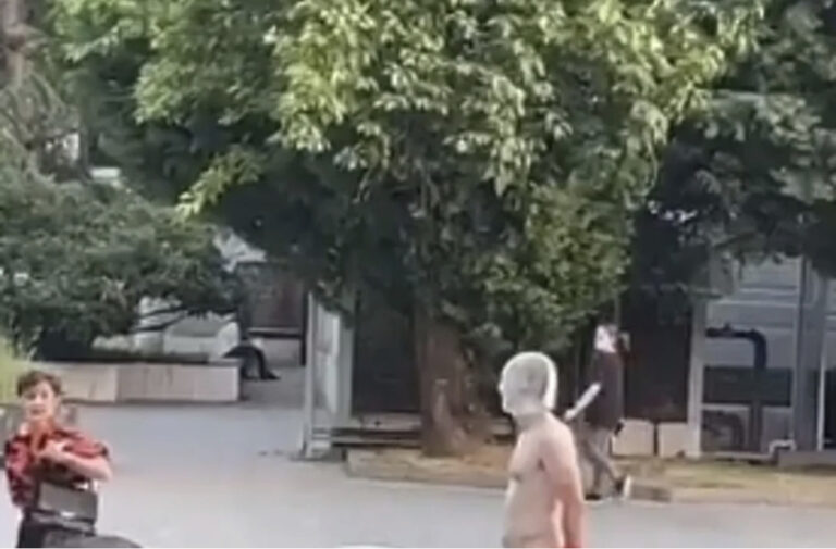 Vlada se ogradila od performansa potpuno golog muškarca (VIDEO)