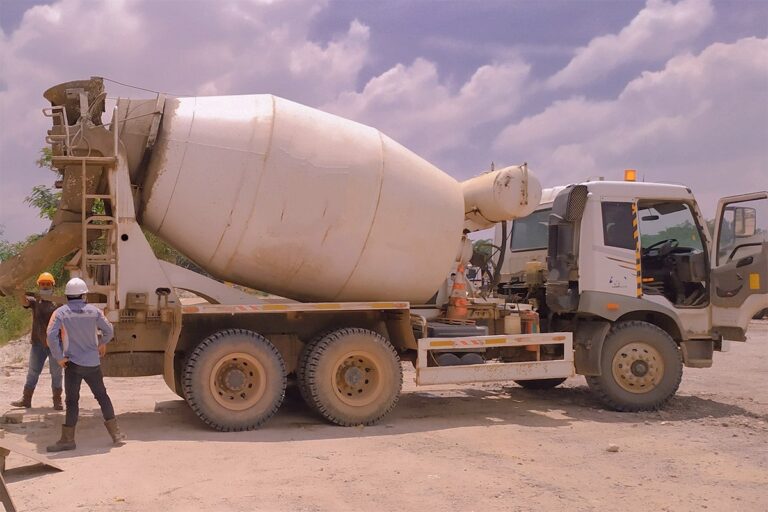 Prevrnuo se kamion sa mješalicom, pogledajte fotografiju