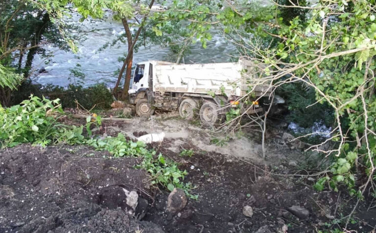 Nesreća u BiH: Kamion sletio sa ceste, vozač teško povrijeđen