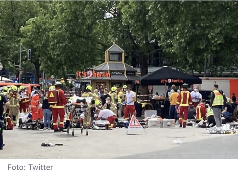 HAOS: Automobil se zabio u masu ljudi, najmanje jedna osoba poginula 