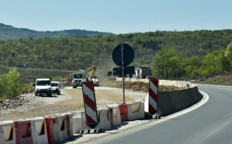 Tragedija na autoputu: Kamionom išao u rikverc i usmrtio inžinjera pa pobjegao