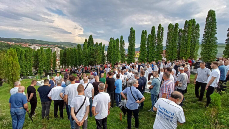 Kakanj se oprostio od profesorice: Rijeka ljudi na dženazi Emire Šehagić (FOTO)