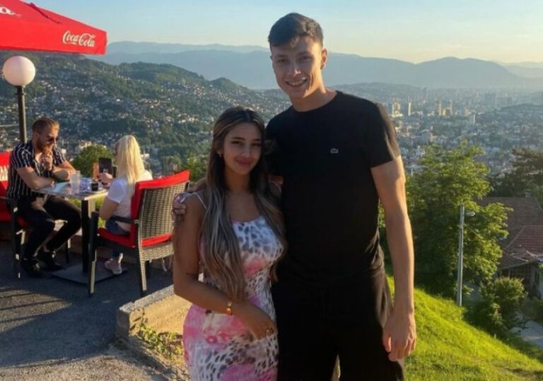 Zmaj sa djevojkom uživa u Sarajevu: Bosanska kafa i krave na putu