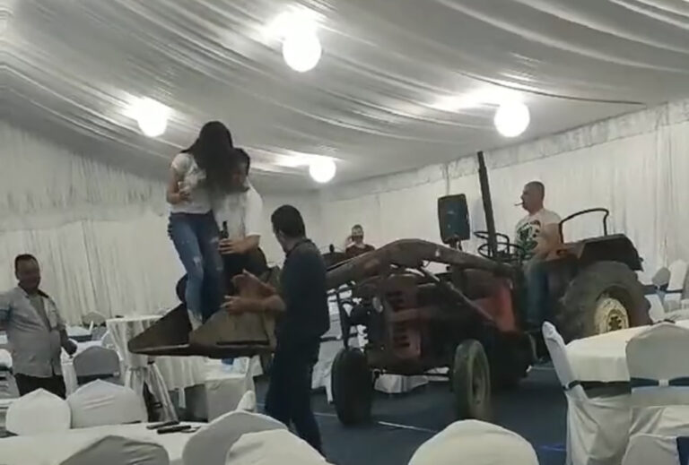 NEVJEROVATAN SNIMAK VESELJA: Pjevačica, bager i neslavan “istovar”