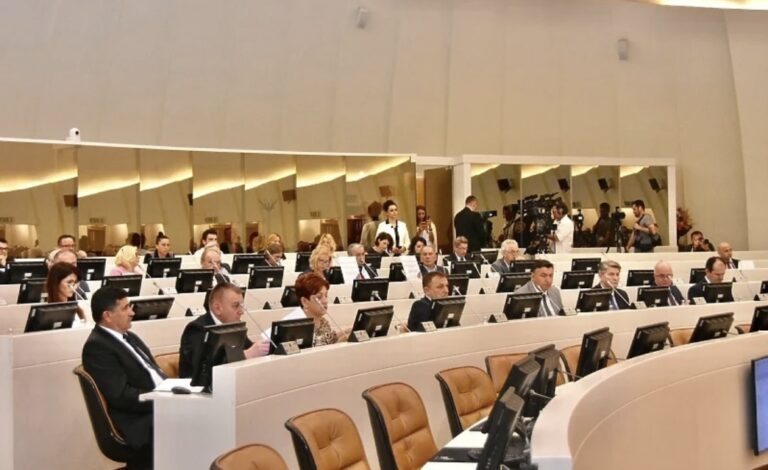 Predstavnički dom Parlamenta BiH usvojio prijedlog budžeta, političarima povišica od 500 KM