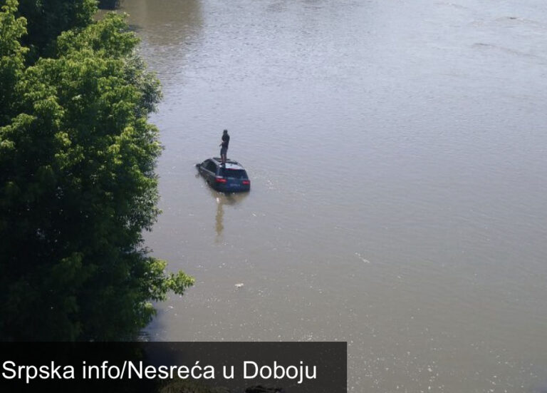 Vozač u Doboju sletio u rijeku, pa na krovu čekao pomoć
