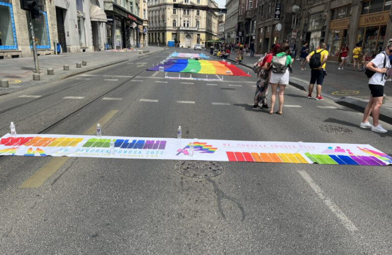 Poruke na transparentima: “Želim povorku bez policijske izolacije”, “Antiratna pozicija je jedina opcija”… 