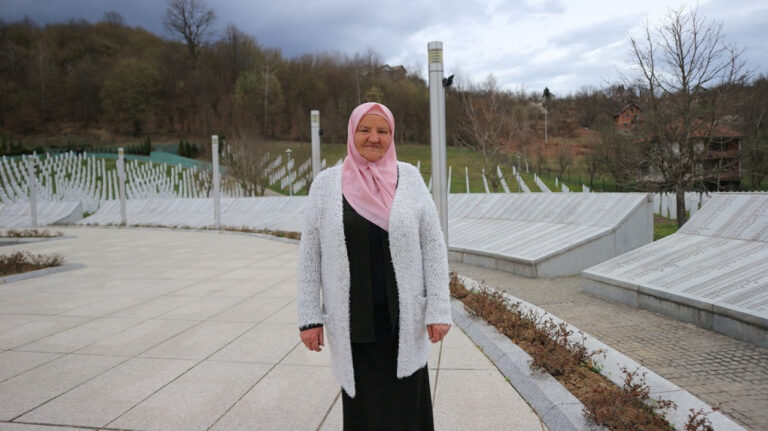 U Dobraku na lijevoj obali rijeke Drine: Majka Saliha otvorila srce i kuću za učesnike komemoracije