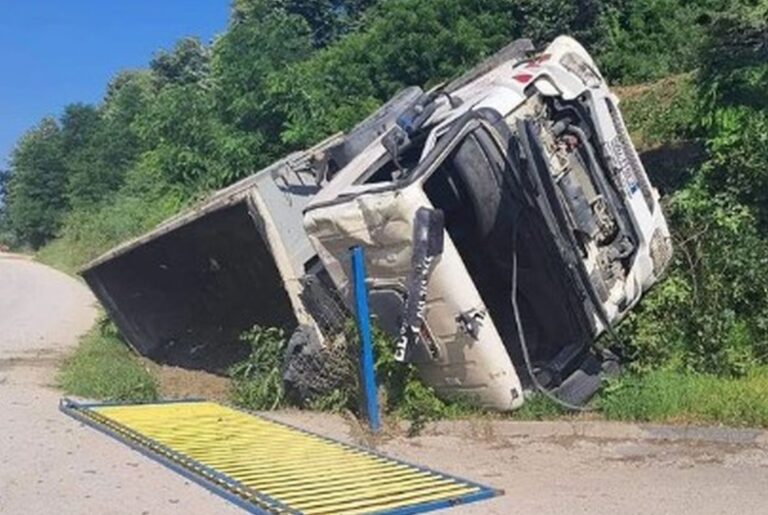 Teška nesreća u BiH: Prevrnuo se kamion, vozač prevezen u bolnicu