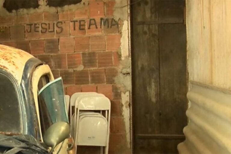 Držao ženu i dvoje djece zatočene u kući 17 godina