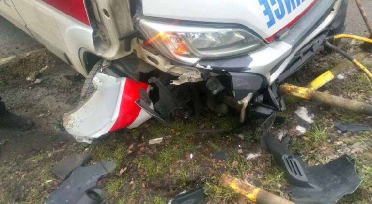 Sudarili se s vozilom Hitne pomoći, jedna osoba poginula, povrijeđeno četvoro