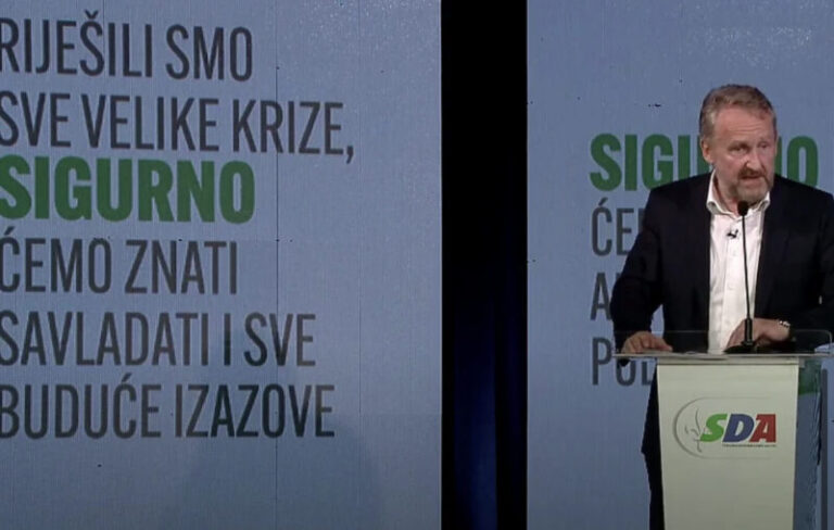 SDA na tribini istakla jednu riječ zelenom bojom, da li im je to novi predizborni slogan?