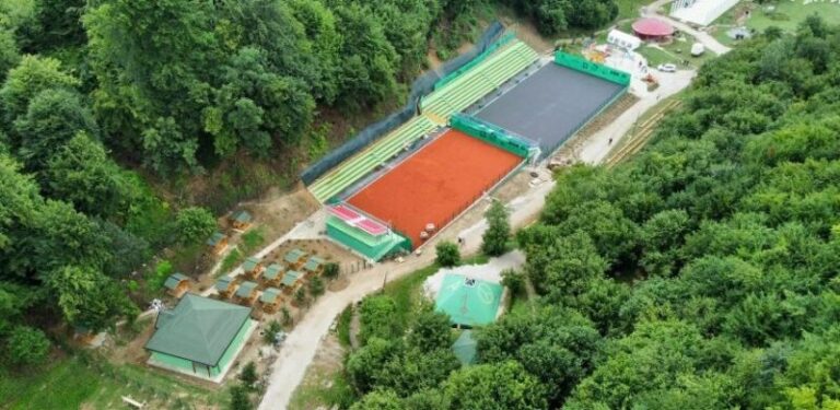 Privode se kraju radovi na tenskim terenima u parku “Ravne 2” Visoko