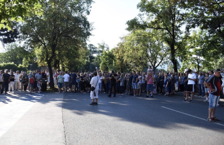 Zeničani protestovali mirnom šetnjom od trga do gradske uprave i Vlade ZDK