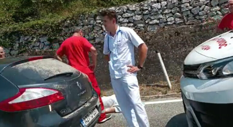 Muškarac preminuo, tijelo pokriveno pored ceste