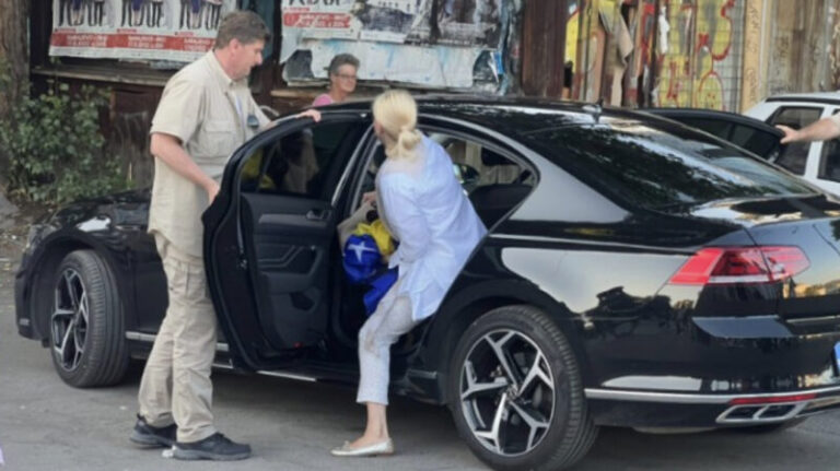 Parking preko puta košta 1 KM: Nakon što su napustili proteste, bračni par Izetbegović ušao u svoju nepropisno parkiranu limuzinu