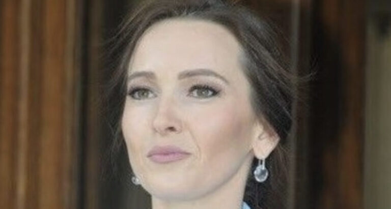 Skandalozno: Ambasadorica BiH u Grčkoj odbila spustiti zastavu na pola koplja povodom 11. jula